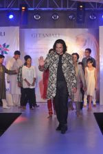 Rahul Roy walks for Manali Jagtap Show at Global Magazine- Sultan Ahmed tribute fashion show on 15th Aug 2012 (40).JPG